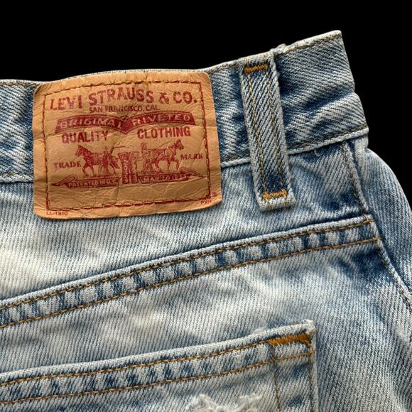 Woman’s Levi’s 550 Relaxed Tapered Frayed Stars Shorts - Picture 5 of 5